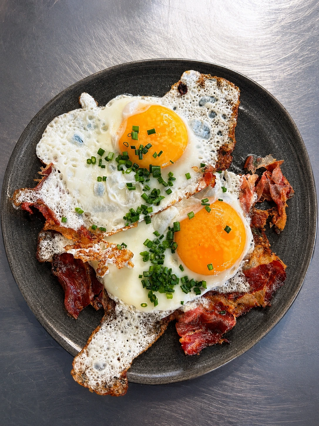 Spiegeleier mit knusprigem Speck und Schnittlauch — Bistro Café Rose Sterzing