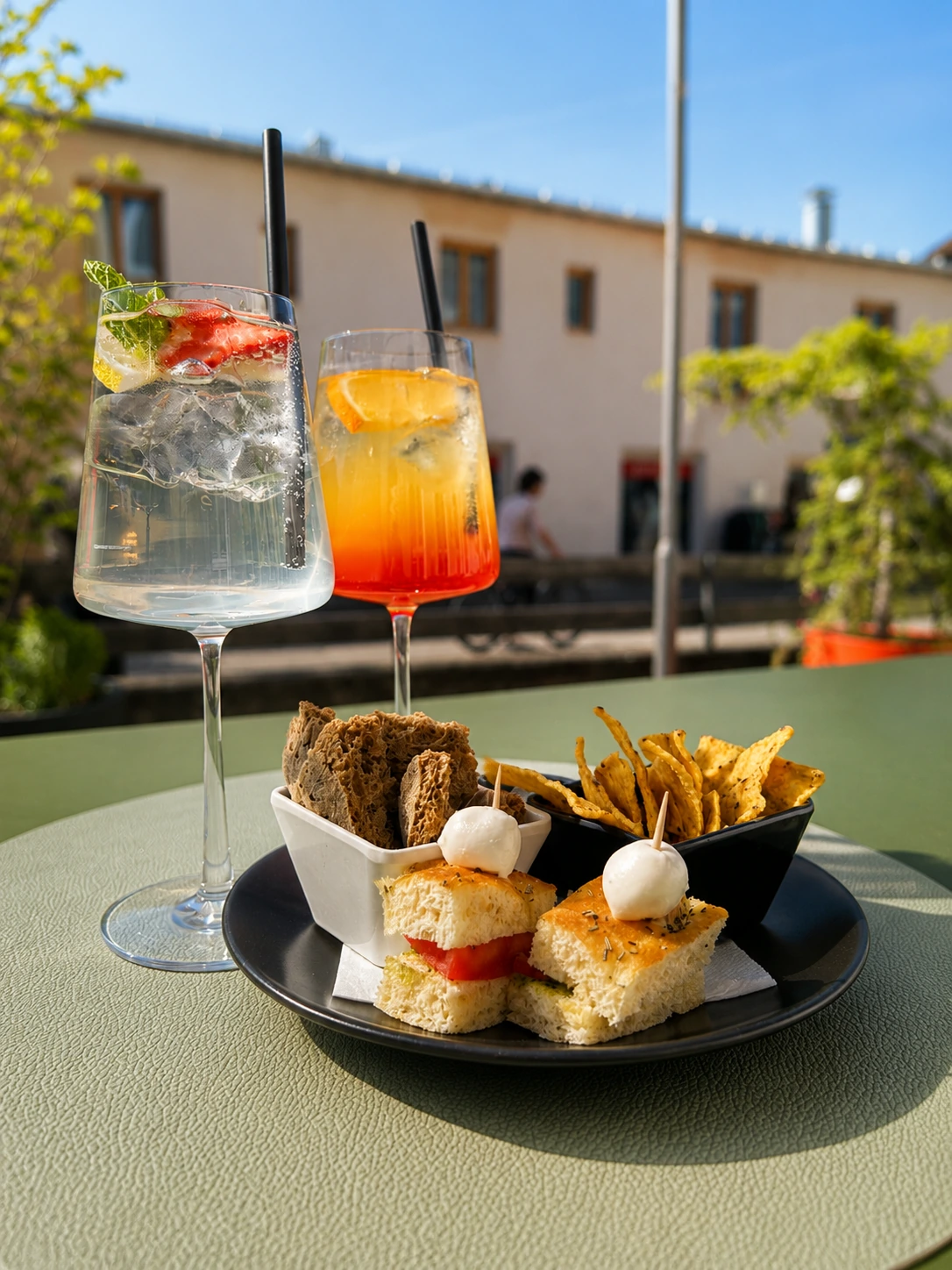 Aperitif mit Drinks und Snacks auf der Terrasse — Café Rose Sterzing