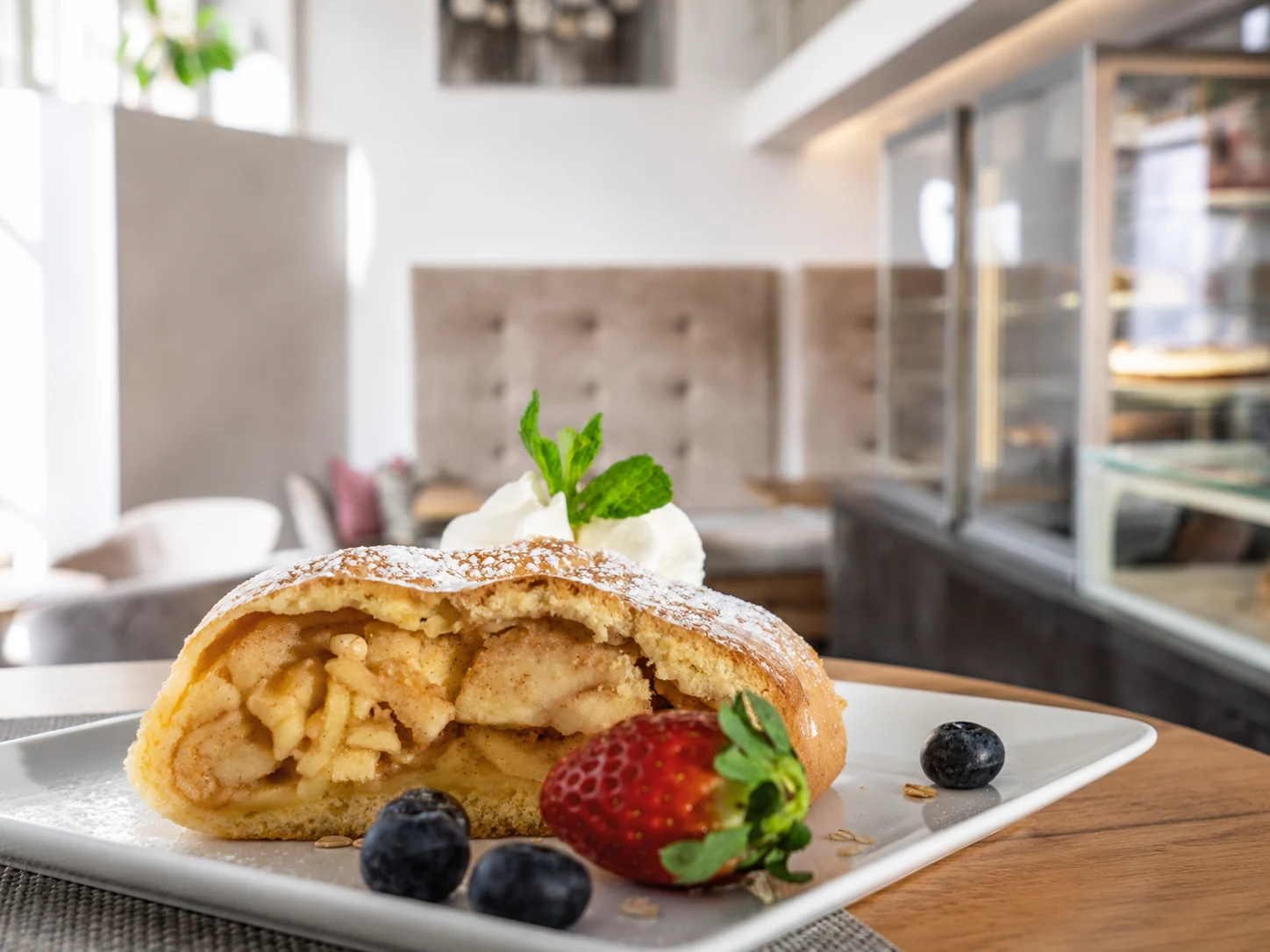 Apfelstrudel — Konditorei Café Rose Sterzing