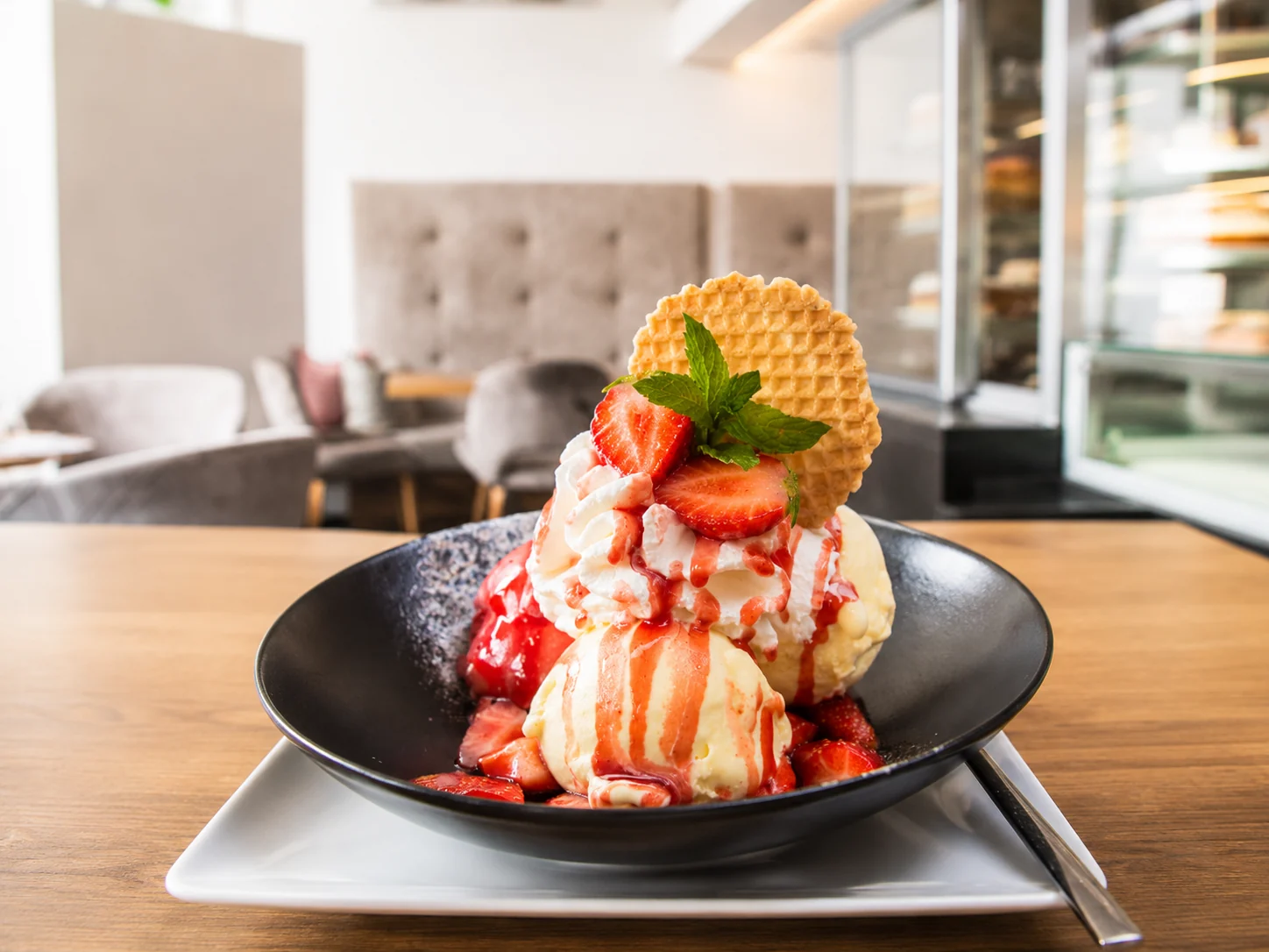 Erdbeerbecher — Konditorei Café Rose Sterzing